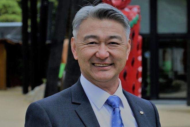 台拍成纪录片！“为了见女友当年跟岳父学的……”九游会J9入口华人“土法烧猪”被新西兰国家电视(图2)