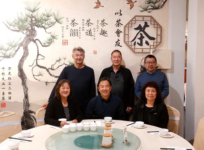 台拍成纪录片！“为了见女友当年跟岳父学的……”九游会J9入口华人“土法烧猪”被新西兰国家电视(图6)